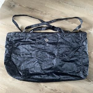Lululemon yoga bag with space for your yoga mat